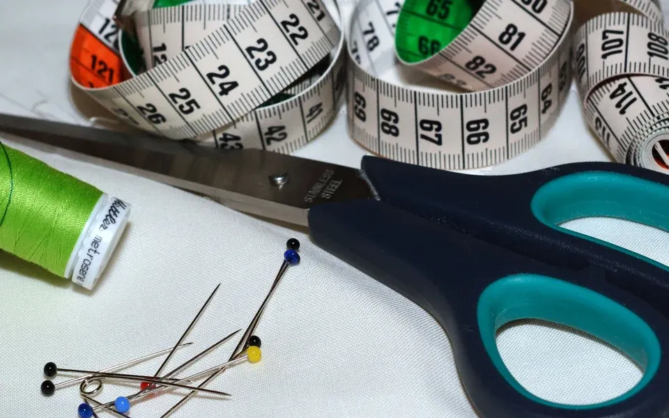 Foarfece, ace și centimetru — atelier de croitorie, produs românesc la comandă