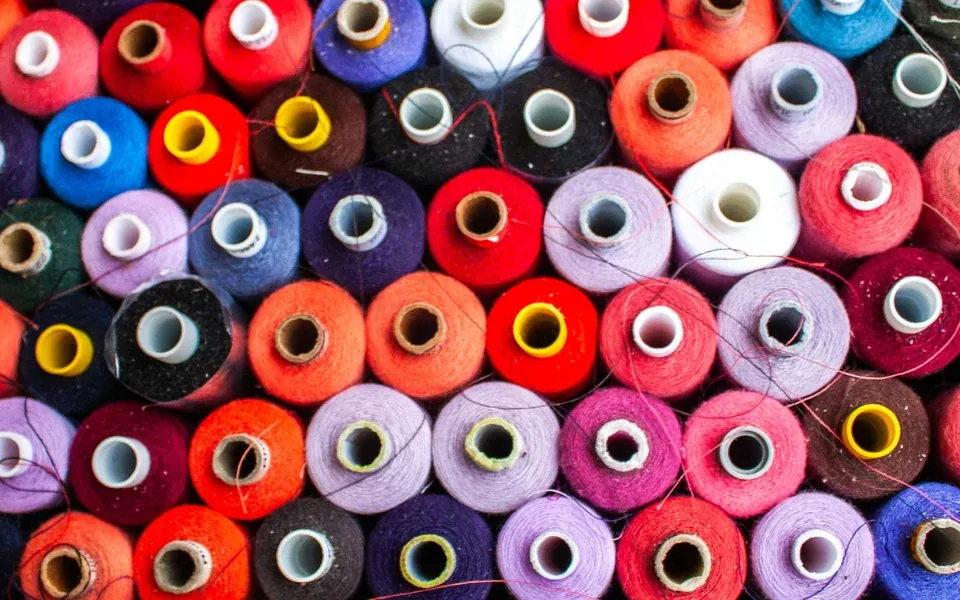 Bobine de fire colorate — atelier textile București, producție românească de calitate