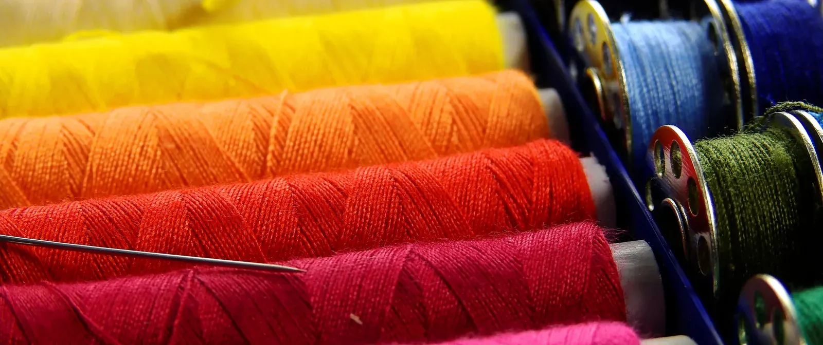 Fire colorate pe bobine — materia primă a Fabricii de Textile România