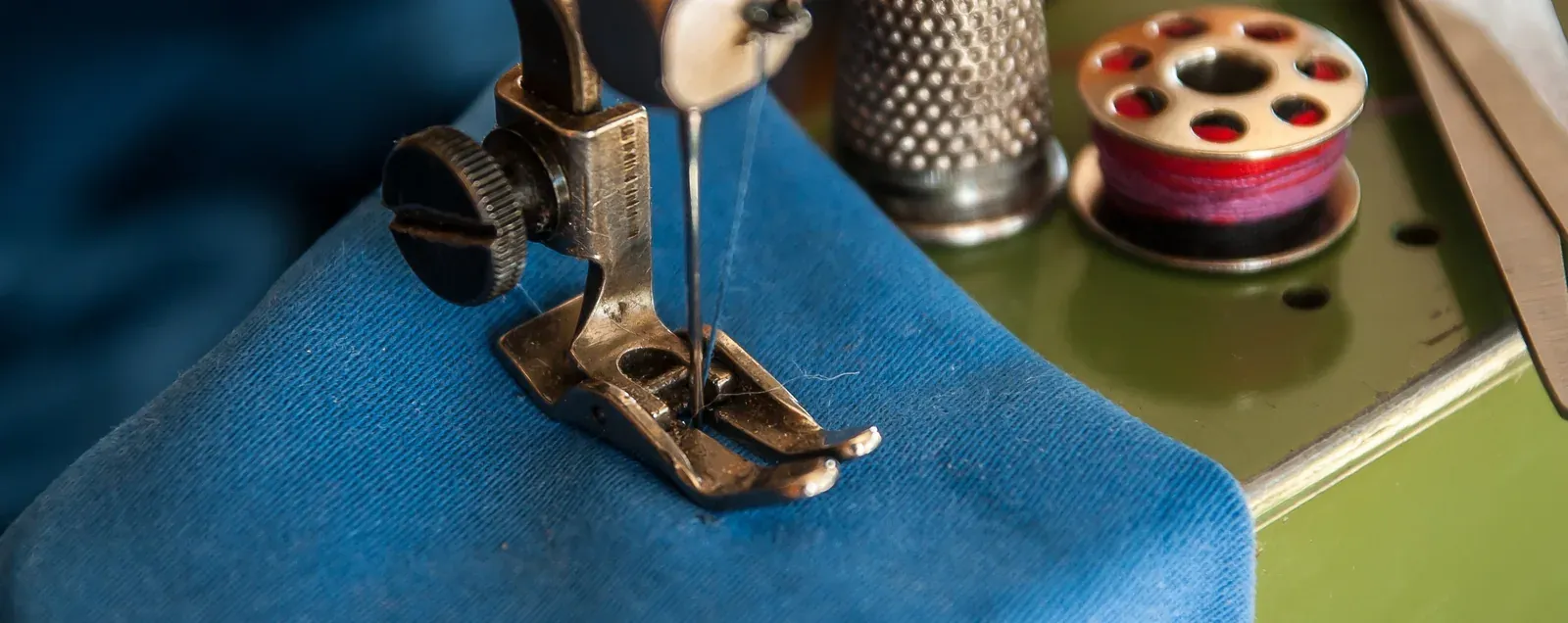 Mașină de cusut industrială — producție uniforme și confecții textile personalizate