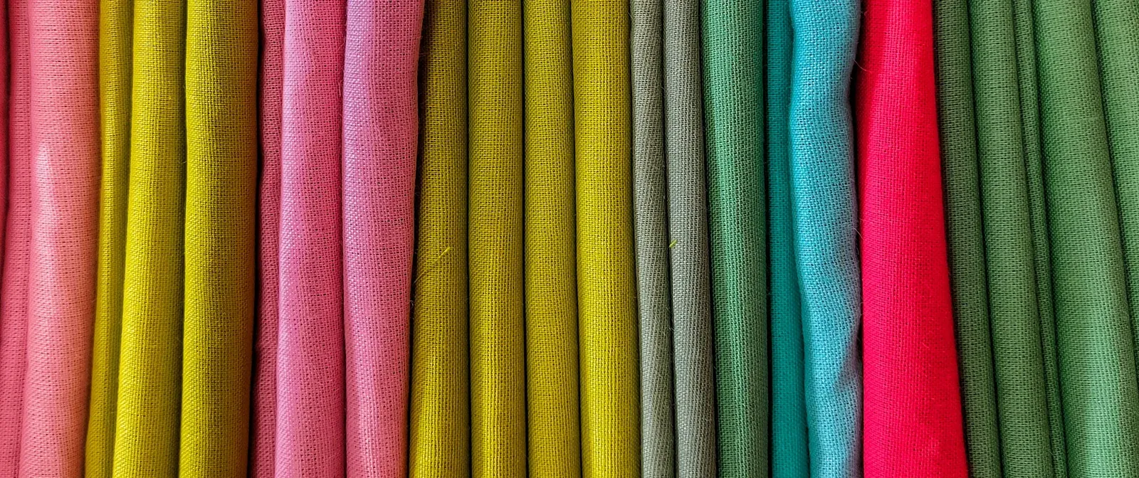 Rulouri de stofă colorată — materiale textile pentru producție confecții România
